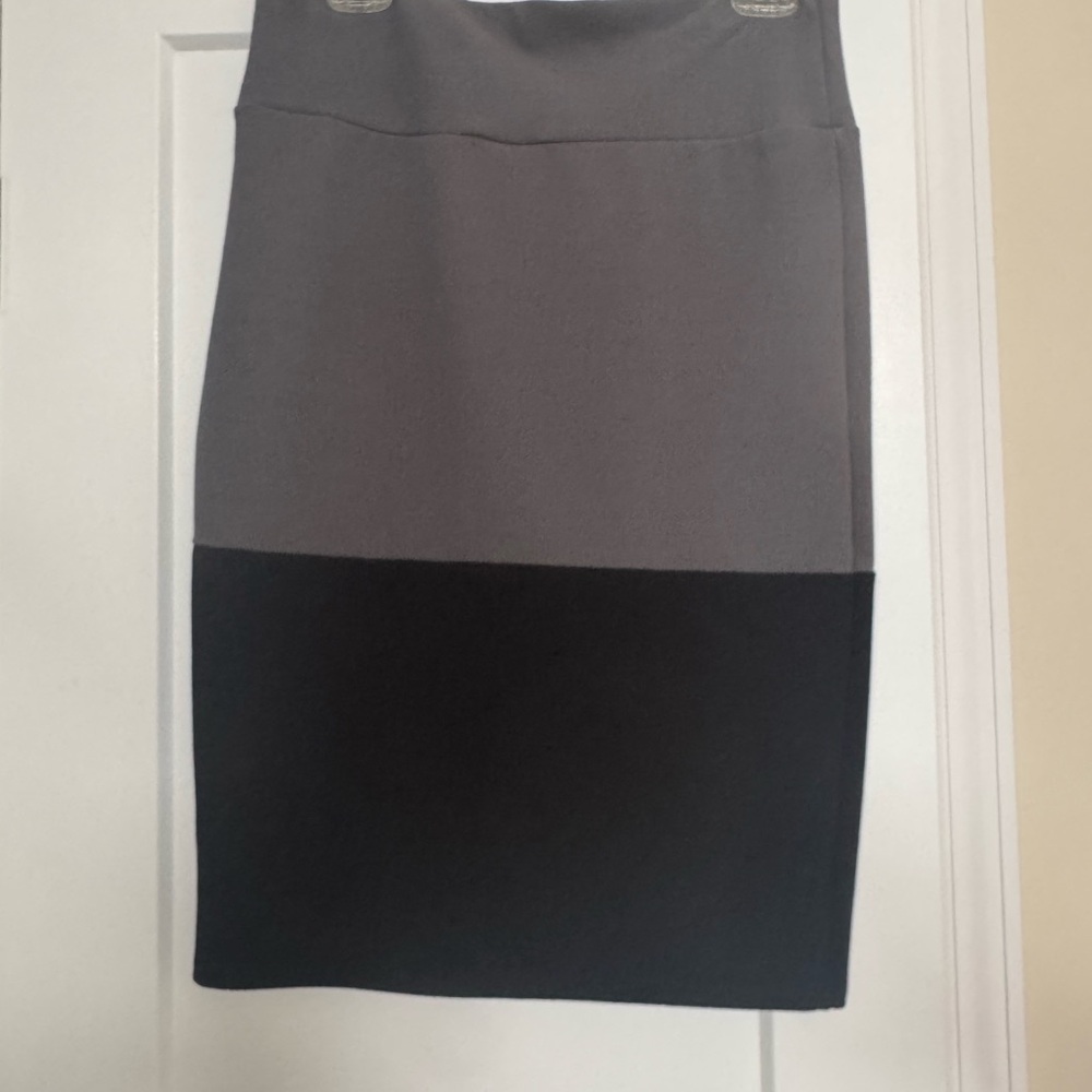 LuLaRoe Two-Tone Gray and Black Pencil Skirt Size M Never worn Stretchy